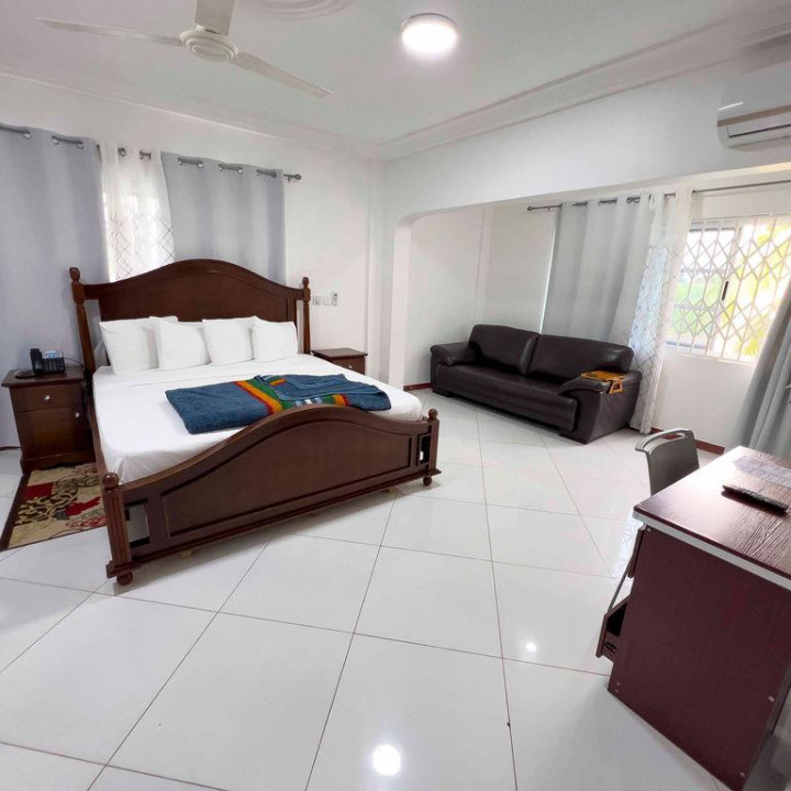 Deluxe - Queen Bed